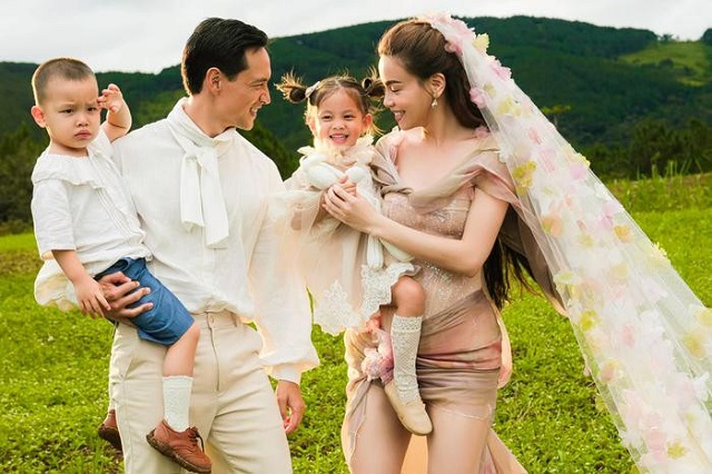 Hồ Ngọc Hà bị fan nhí bao quanh xin chữ ký khi làm từ thiện, thái độ nữ ca sĩ gây bất ngờ