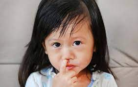 Trẻ có nguy cơ bị viêm phổi vì thói quen ngoáy mũi