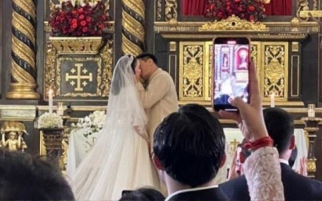 Loạt hình ảnh hiếm hoi trong hôn lễ của Linh Rin và Phillip Nguyễn: Hà Tăng 'đọ sắc' cùng một nữ ca sĩ 8x