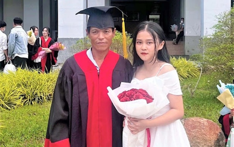 Xúc động khoảnh khắc nữ sinh mặc áo cử nhân cho bố trong lễ tốt nghiệp Đại học