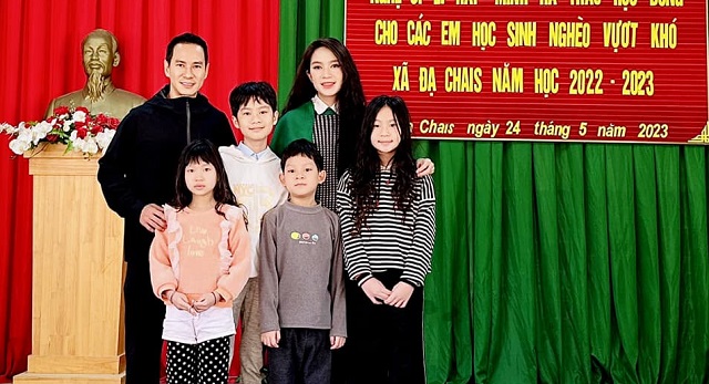 Vợ chồng Lý Hải - Minh Hà trao học bổng cho 95 em học sinh gặp nhiều khó khăn tại Lâm Đồng