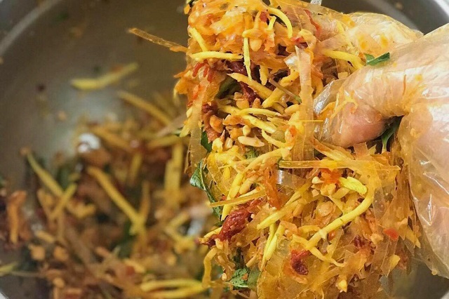 Bánh tráng trộn – Đặc sản đồ ăn vặt đi vào huyền thoại đất Sài Gòn