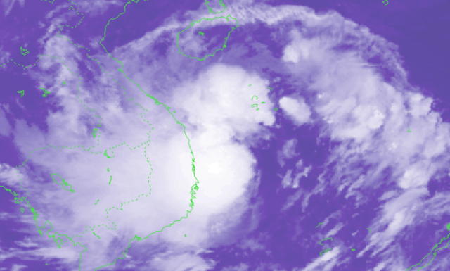 Áp thấp nhiệt đới sẽ mạnh lên thành bão trên biển, bà con miền Trung đối diện với nguy cơ lũ chồng lũ