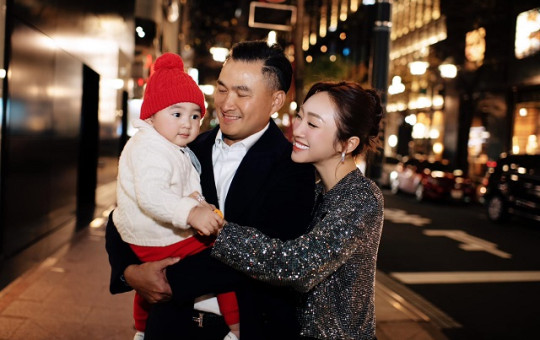 Chi Bảo đưa gia đình dạo phố Tokyo, nhan sắc bà xã chuẩn 'gái 1 con trông mòn con mắt'