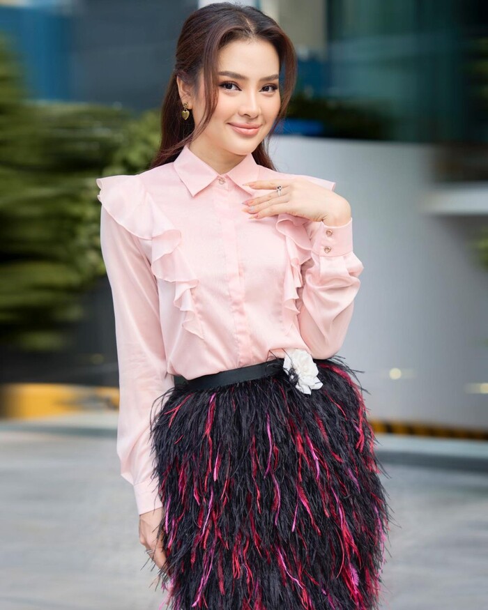 'Mẹ bầu' cá tính nhất showbiz Việt gọi tên Phương Trinh Jolie: Tự tin diện váy ngắn, đi giày cao gót Ảnh 1