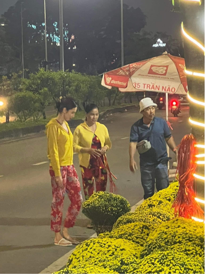 Thùy Tiên bị bắt gặp đi mua hoa Tết, người hâm mộ thi nhau bình luận: 'Lại mượn đồ của má nữa hả' Ảnh 3