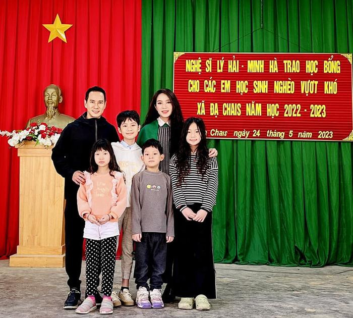 Vợ chồng Lý Hải - Minh Hà trao học bổng cho 95 em học sinh gặp nhiều khó khăn tại Lâm Đồng Ảnh 1