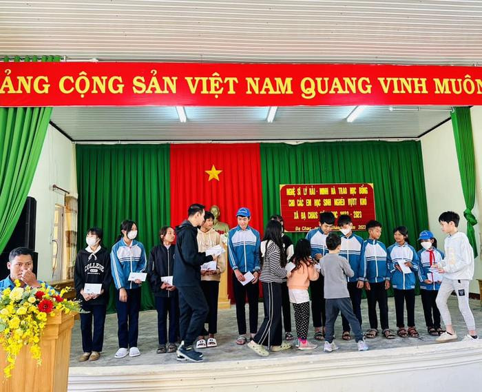 Vợ chồng Lý Hải - Minh Hà trao học bổng cho 95 em học sinh gặp nhiều khó khăn tại Lâm Đồng Ảnh 2