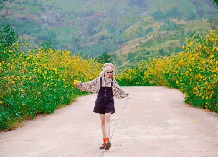 Đi đường &#39;Hàn Quốc&#39;, ngắm hoa nở trên núi lửa đẹp bậc nhất thế giới - 1