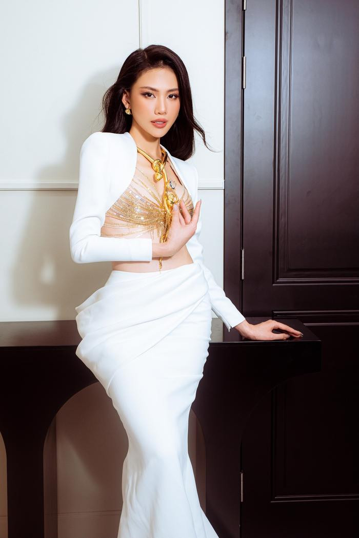 3 bộ váy màu trắng đẹp từng centimet mà Bùi Quỳnh Hoa diện tại Miss Universe: Chất quá chất Ảnh 2