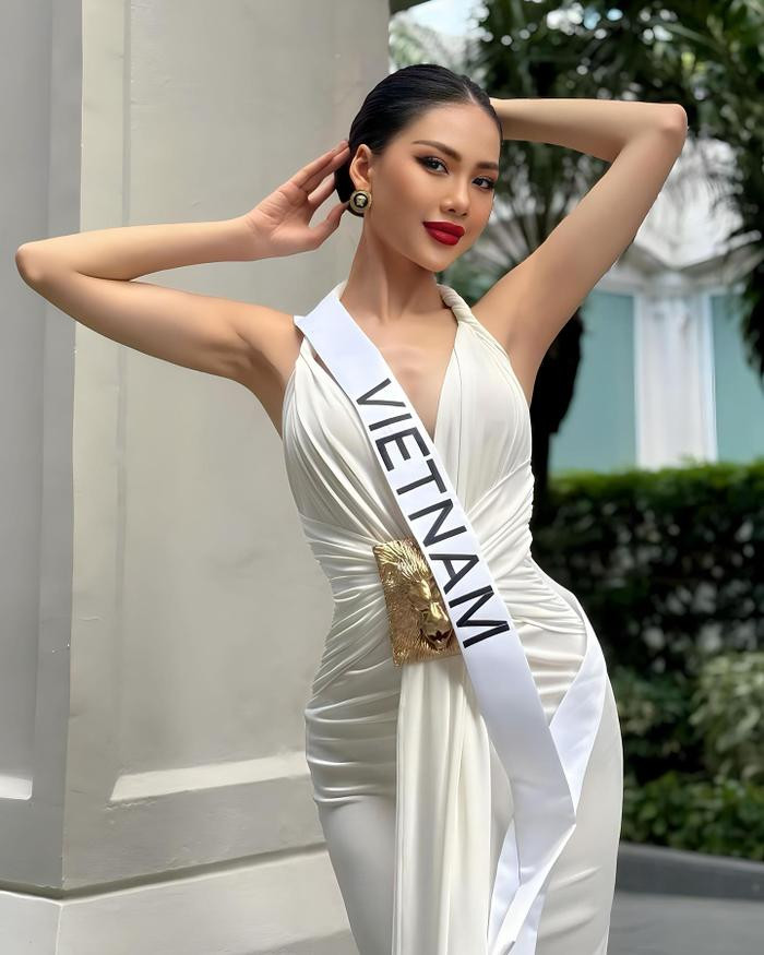 3 bộ váy màu trắng đẹp từng centimet mà Bùi Quỳnh Hoa diện tại Miss Universe: Chất quá chất Ảnh 4