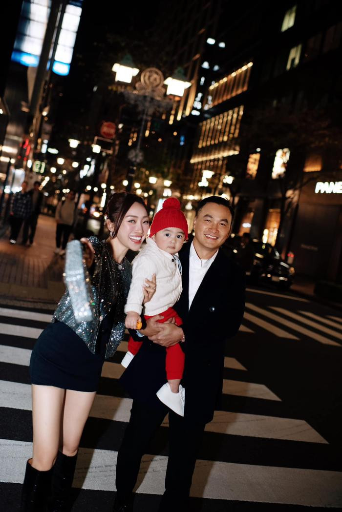Chi Bảo đưa gia đình dạo phố Tokyo, nhan sắc bà xã chuẩn 'gái 1 con trông mòn con mắt' Ảnh 1