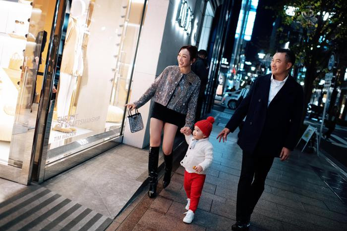 Chi Bảo đưa gia đình dạo phố Tokyo, nhan sắc bà xã chuẩn 'gái 1 con trông mòn con mắt' Ảnh 2