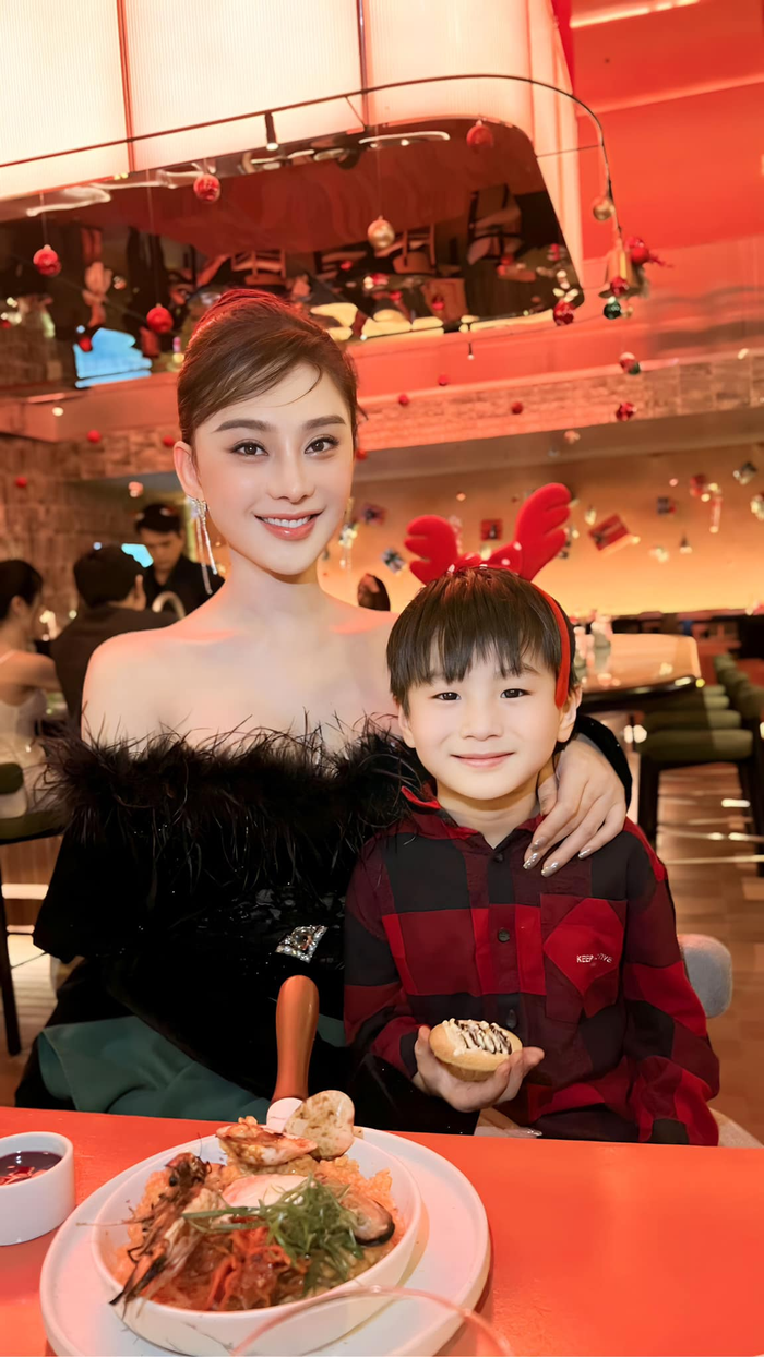 Đón Noel cùng mẹ, con trai Lâm Khánh Chi khiến fans ngỡ ngàng vì điển trai Ảnh 1