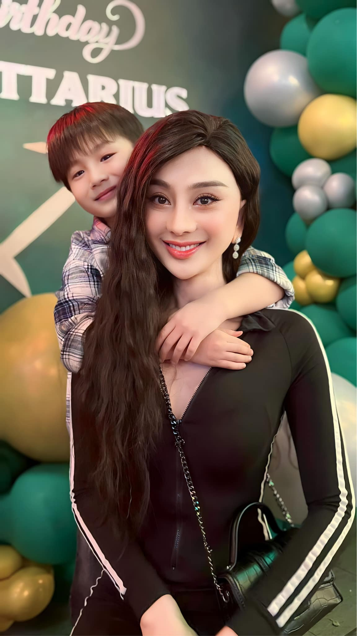 Đón Noel cùng mẹ, con trai Lâm Khánh Chi khiến fans ngỡ ngàng vì điển trai Ảnh 2