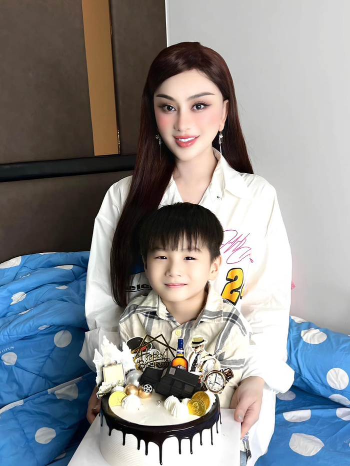Đón Noel cùng mẹ, con trai Lâm Khánh Chi khiến fans ngỡ ngàng vì điển trai Ảnh 3
