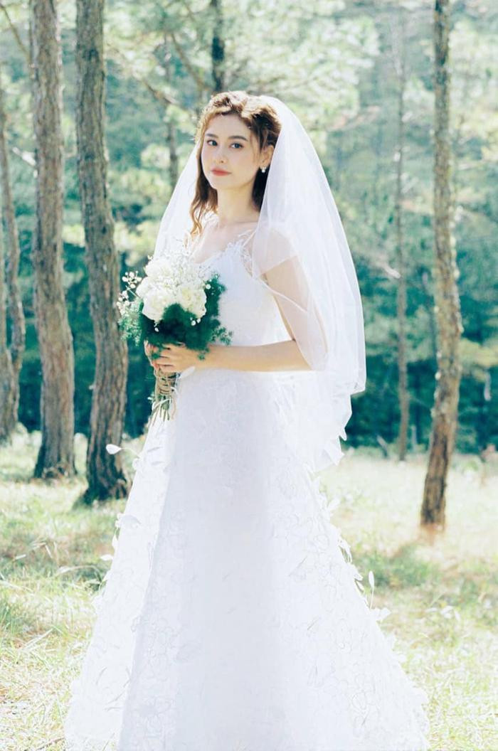 Trương Quỳnh Anh khoe ảnh diện váy cưới, chuẩn bị lên xe hoa? Ảnh 1