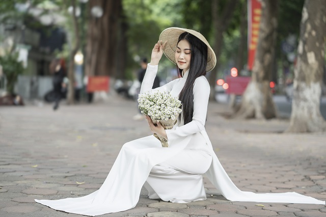 Vẻ đẹp tinh khôi của á hậu Nguyễn Thu Hằng khi diện áo dài