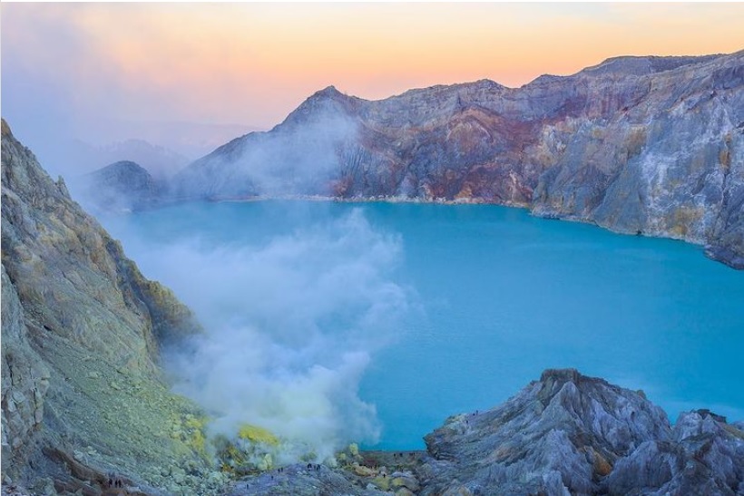 Ngọn núi lửa có “1-0-2” trên thế giới sở hữu dung nham xanh cực bắt mắt