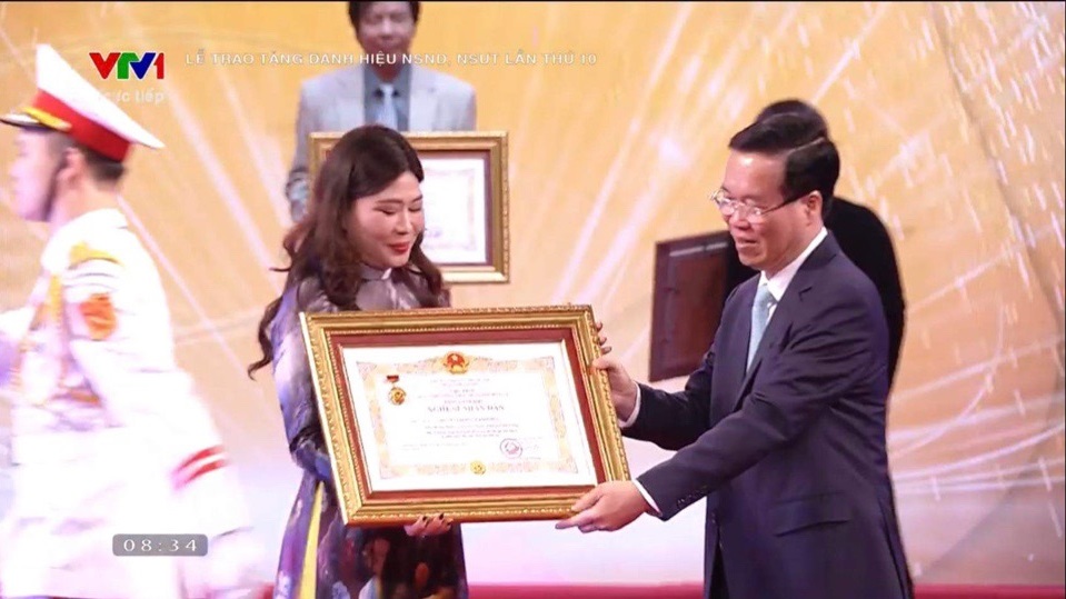 Nghệ sĩ Khánh Hòa được phong tặng danh hiệu Nghệ sĩ Nhân dân sau hơn 30 năm cống hiến