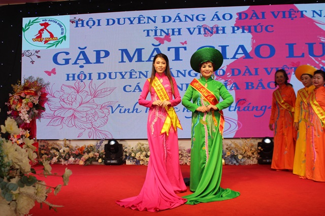 Doanh nhân Jasmin Trần hỗ trợ nhiệt tình chương trình Giao lưu Hội Duyên Dáng Áo Dài Việt Nam các tỉnh phía Bắc.